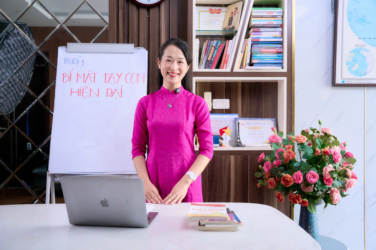 Chuyên gia Phạm Hoa bên bảng viết "Buổi 1 — Bí mật dạy con hiện đại" trong buổi hướng dẫn của NALELA.