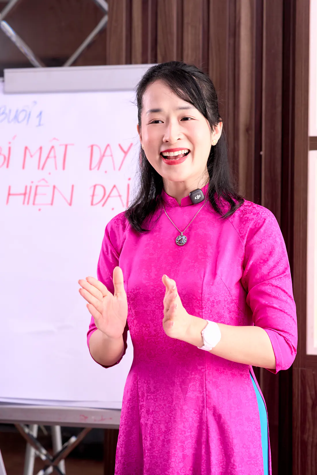 ThS. Phạm Hoa giảng dạy lớp kỹ năng sống cho cha mẹ và học sinh