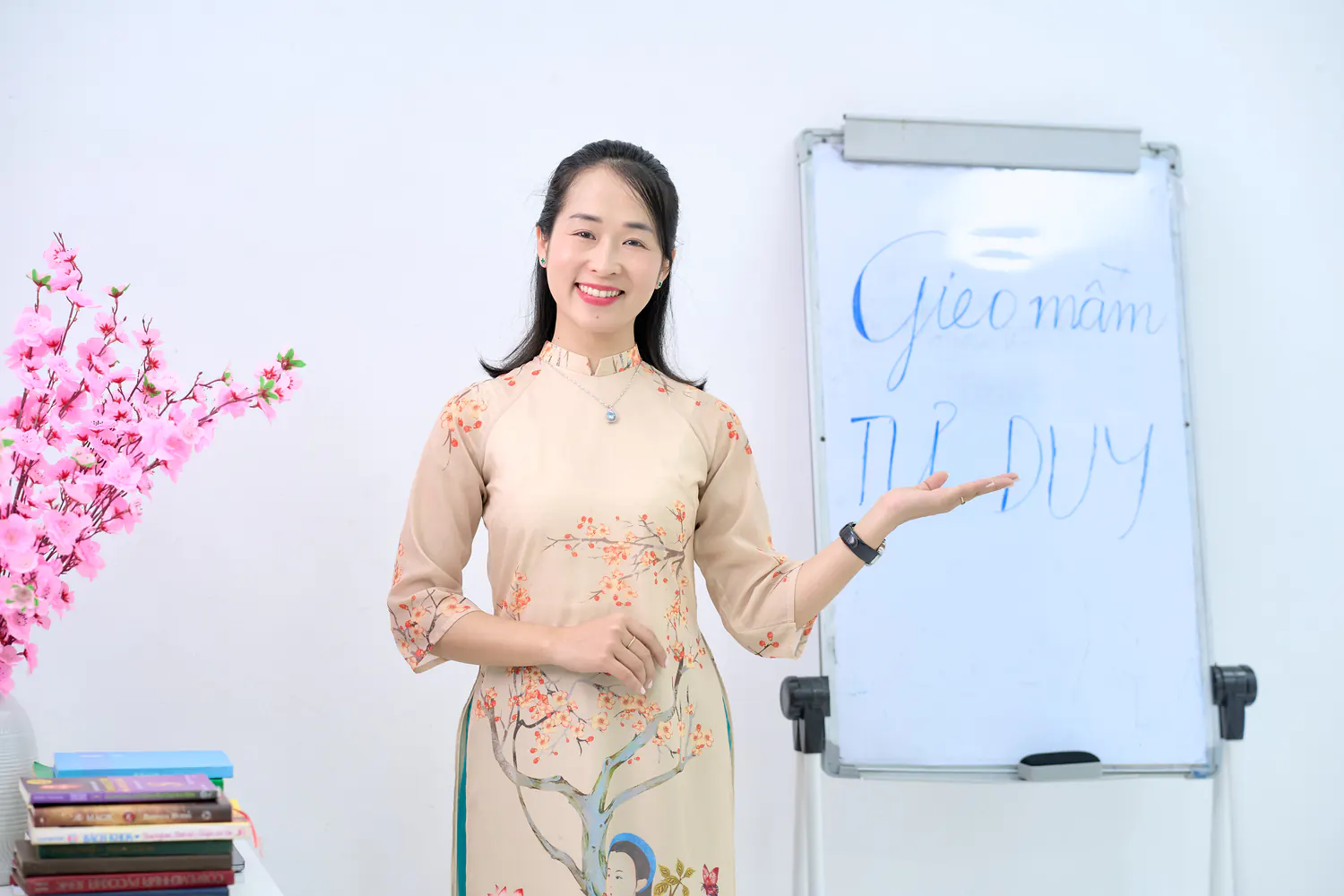 ThS. Phạm Hoa đứng bên bảng “Gieo mầm tư duy” trong một buổi đào tạo