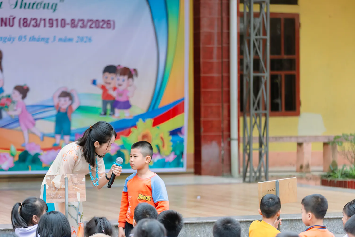 ThS. Phạm Hoa trò chuyện cùng học sinh trong chương trình ngoại khoá của NALELA