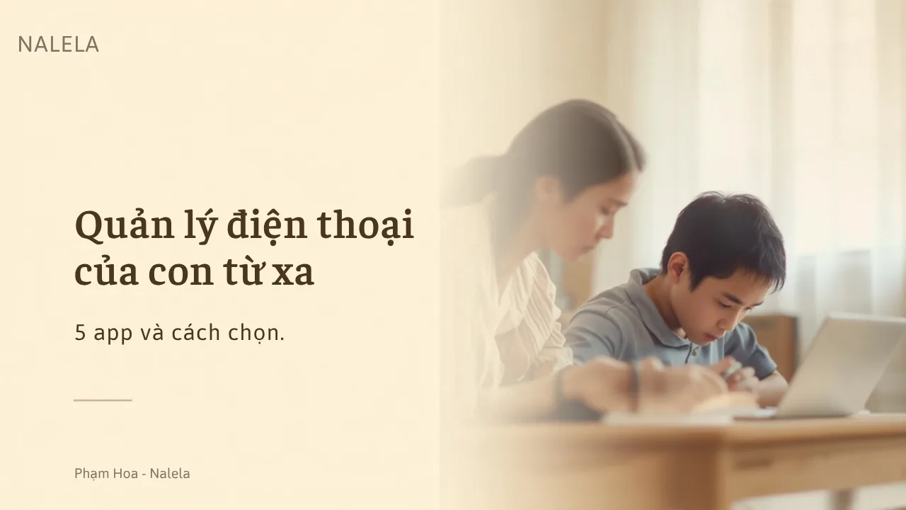 Mẹ ngồi cạnh con trai đang học bên máy tính — quản lý điện thoại của con từ xa